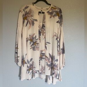 Free People Floral Electric Orchid beautiful top with pockets. Size Small 🧡